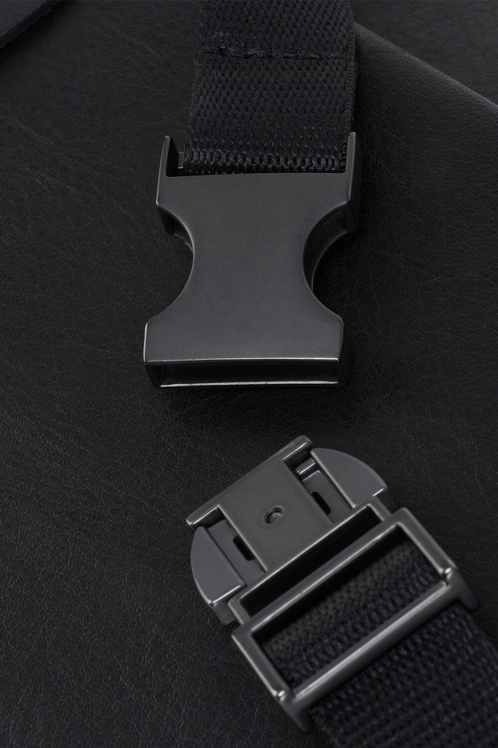 Isarau S Alias Crossbody Bag Black