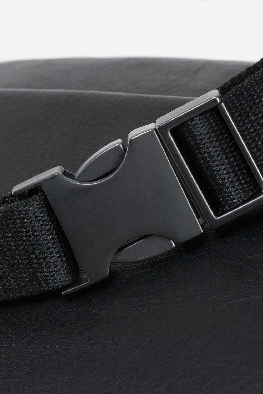 Isarau S Alias Crossbody Bag Black