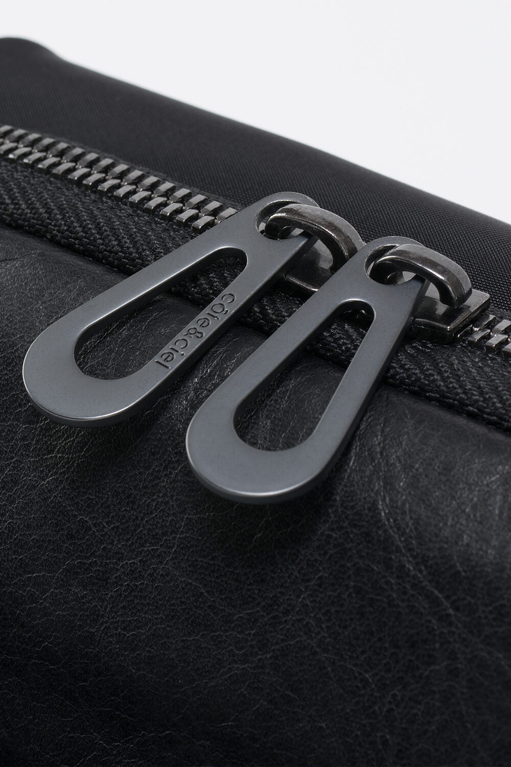 Isarau S Alias Crossbody Bag Black