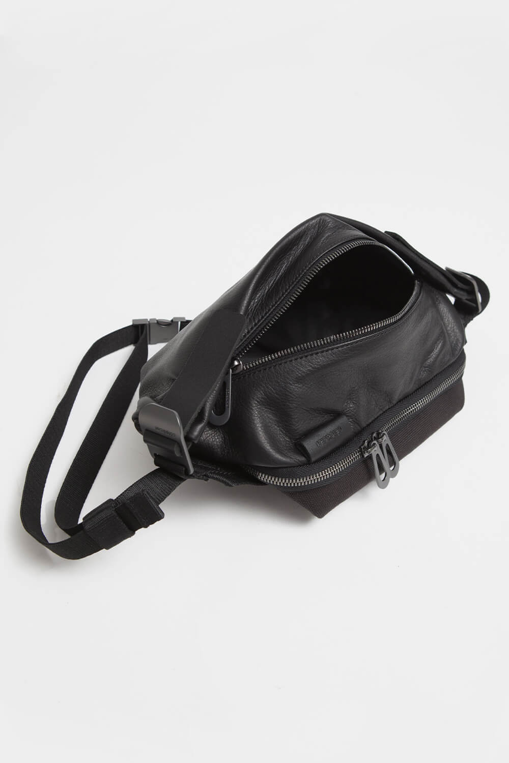 Isarau S Alias Crossbody Bag Black