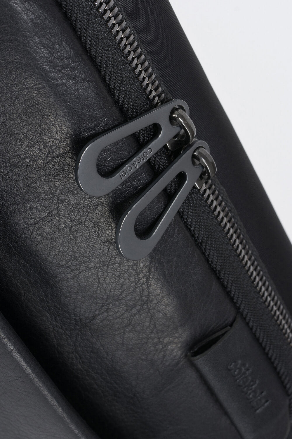 Isarau S Alias Crossbody Bag Black