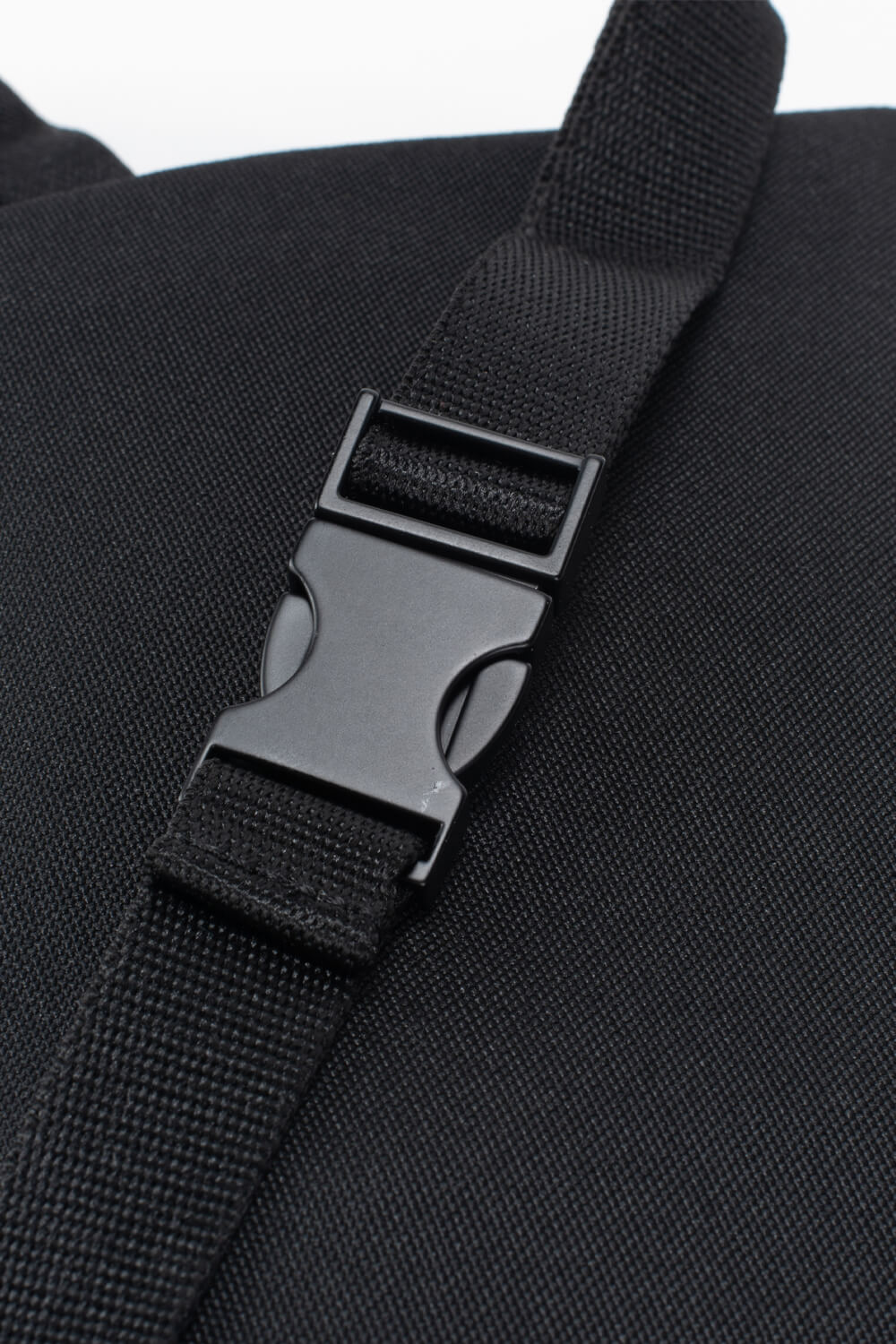 Isarau S MemoryTech Crossbody Bag Black