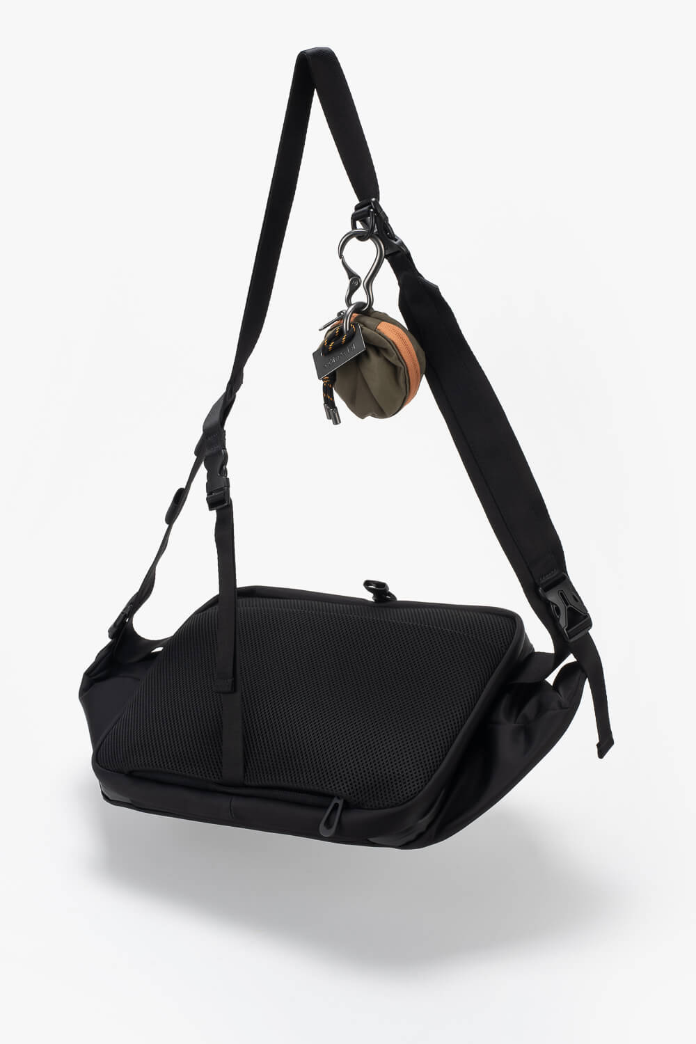 Isarau L Sleek Crossbody Bag Black