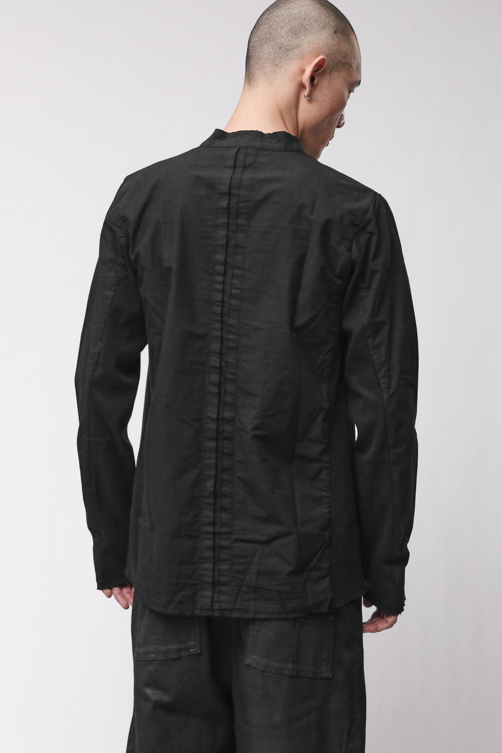 M H 184 Raw Hems Stand-Up Collar Shirt Black