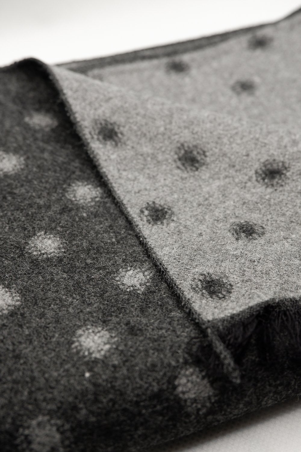 Buy the Remus Uomo Spotted Scarf in Charcoal at Intro. Spend £50 for free UK delivery. Official stockists. We ship worldwide.