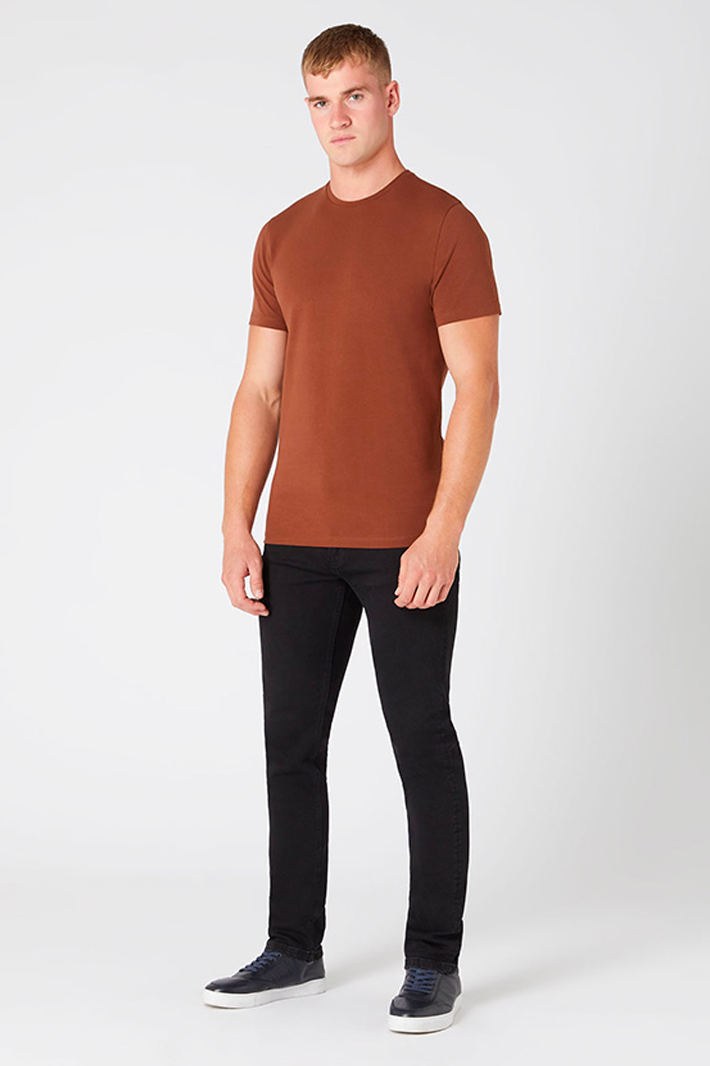 Buy the Remus Uomo Basic Round Neck T-Shirt Brown at Intro. Spend £50 for free UK delivery. Official stockists. We ship worldwide.