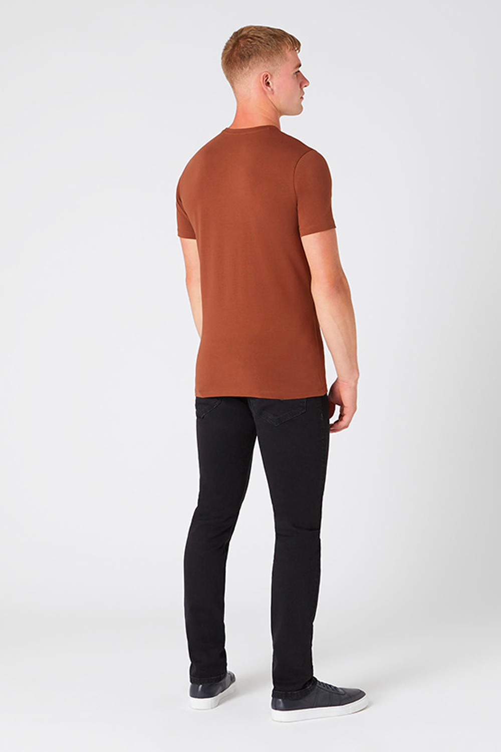 Buy the Remus Uomo Basic Round Neck T-Shirt Brown at Intro. Spend £50 for free UK delivery. Official stockists. We ship worldwide.