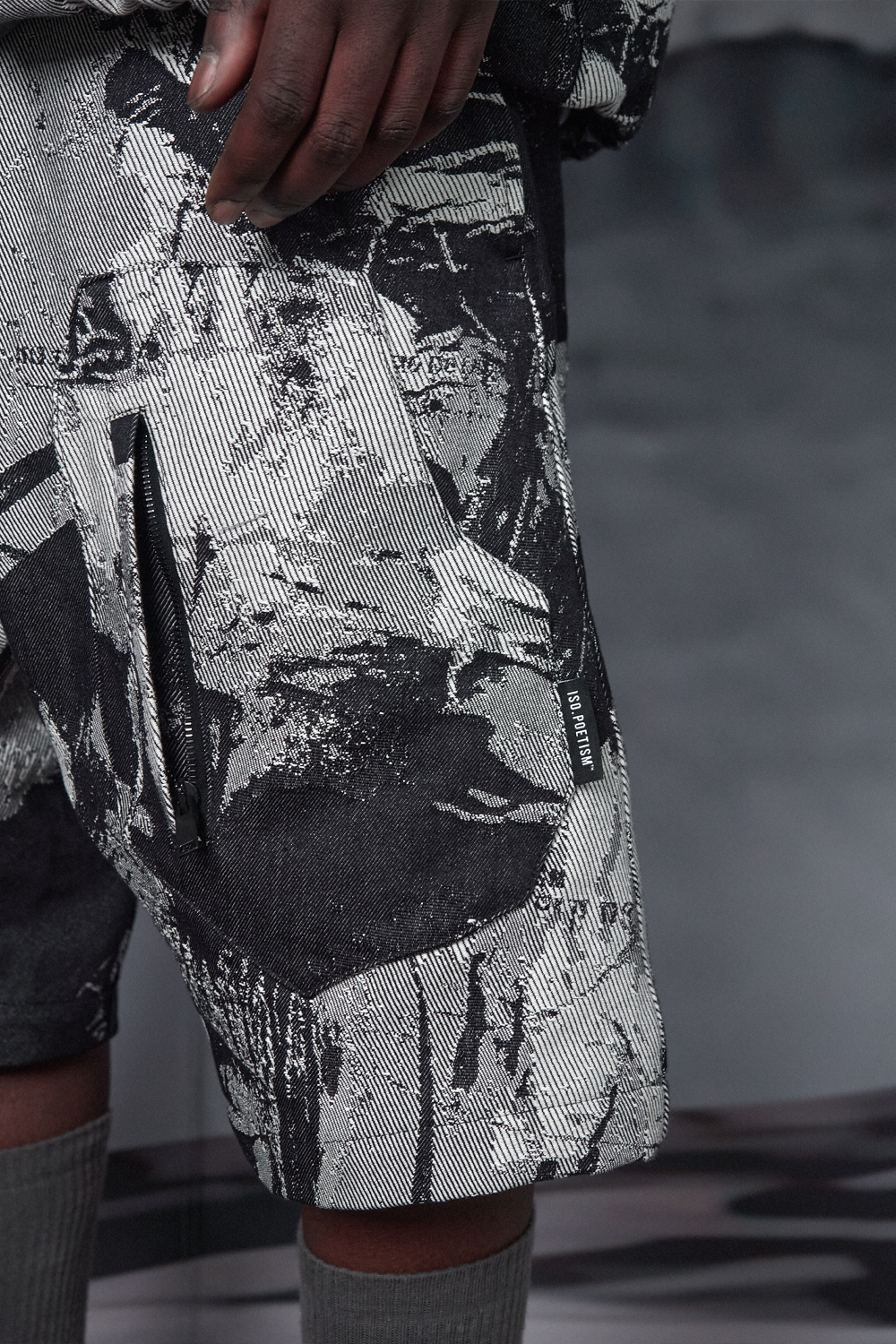 Buy the Iso Poetism Stawa Woven Shorts W/ Pocket in Black/White at Intro. Spend £100 for free UK delivery. Official stockists. We ship worldwide.