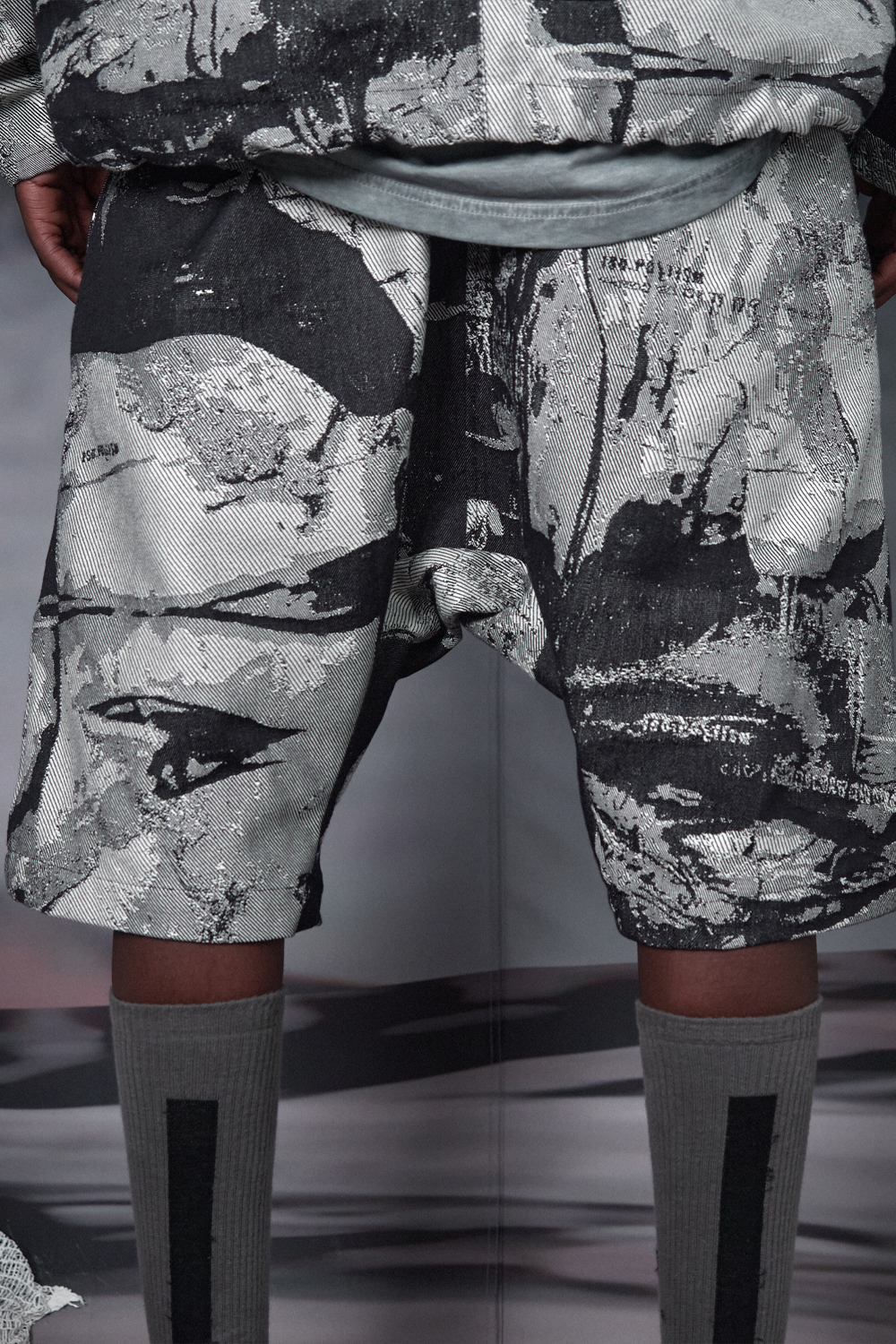 Buy the Iso Poetism Stawa Woven Shorts W/ Pocket in Black/White at Intro. Spend £100 for free UK delivery. Official stockists. We ship worldwide.