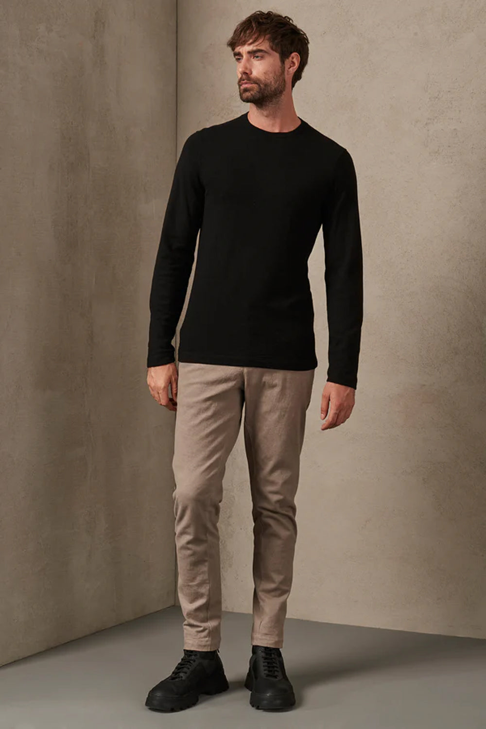 Buy the Transit Long Sleeve Heavy Wool T-Shirt Black at Intro. Spend £50 for free UK delivery. Official stockists. We ship worldwide.