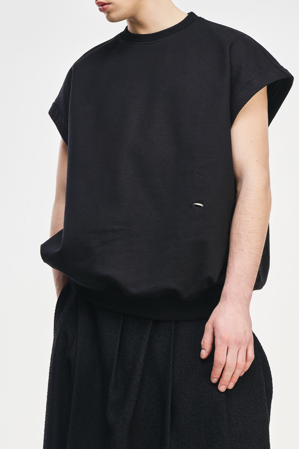 Embroidered Sleeveless Crewneck Sweatshirt Black