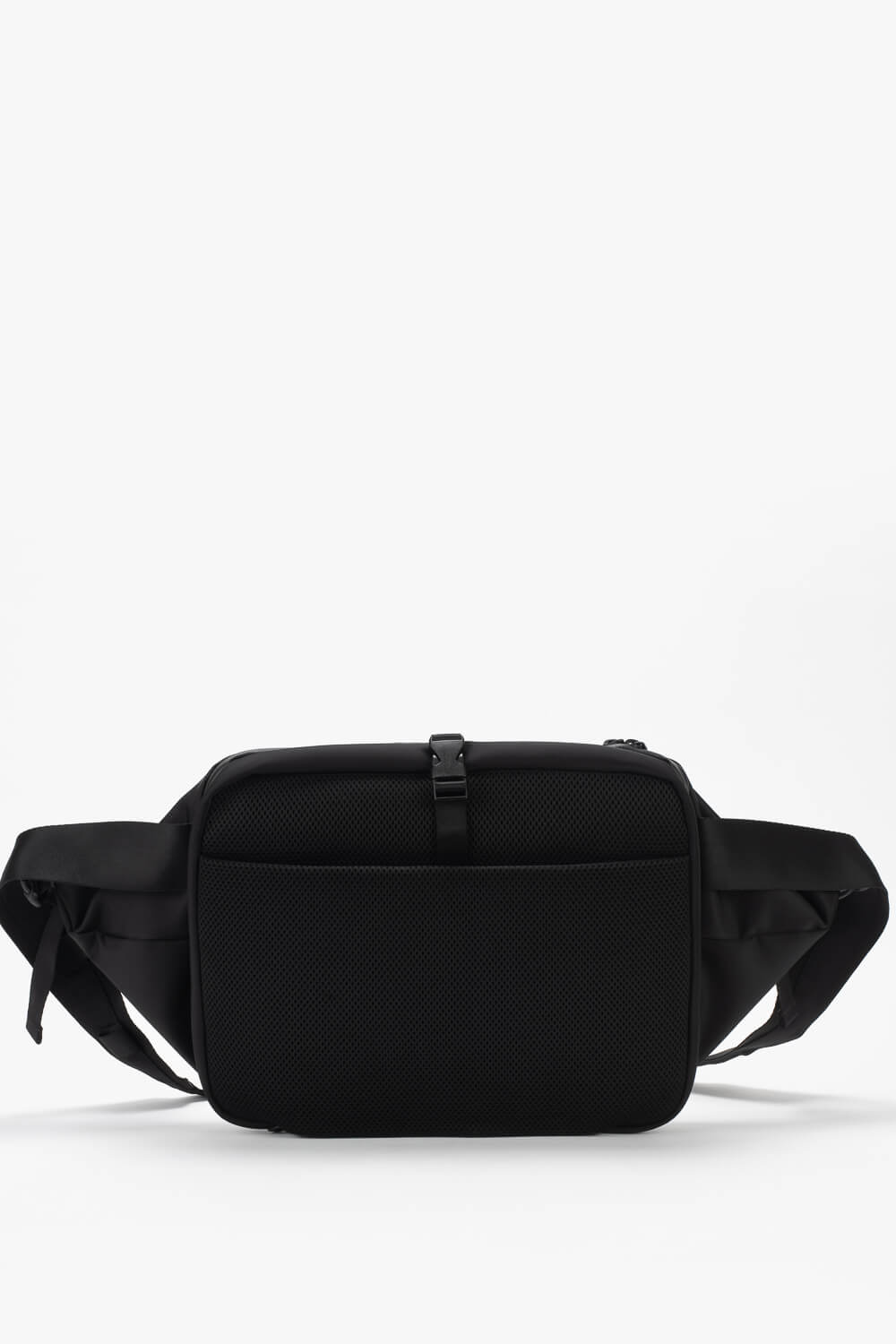 Isarau L Sleek Crossbody Bag Black