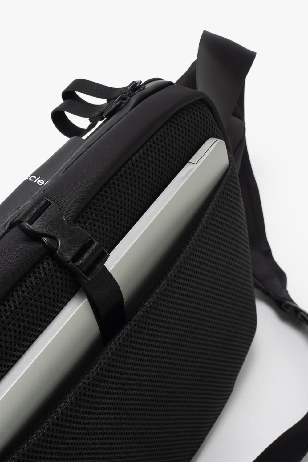 Isarau L Sleek Crossbody Bag Black