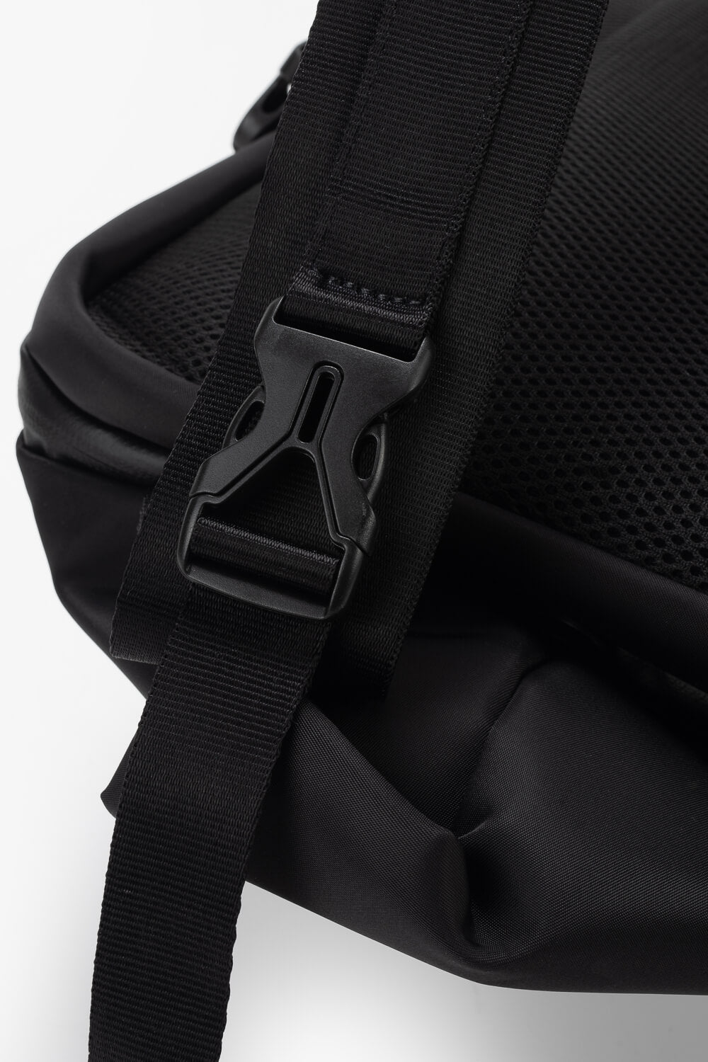 Isarau L Sleek Crossbody Bag Black