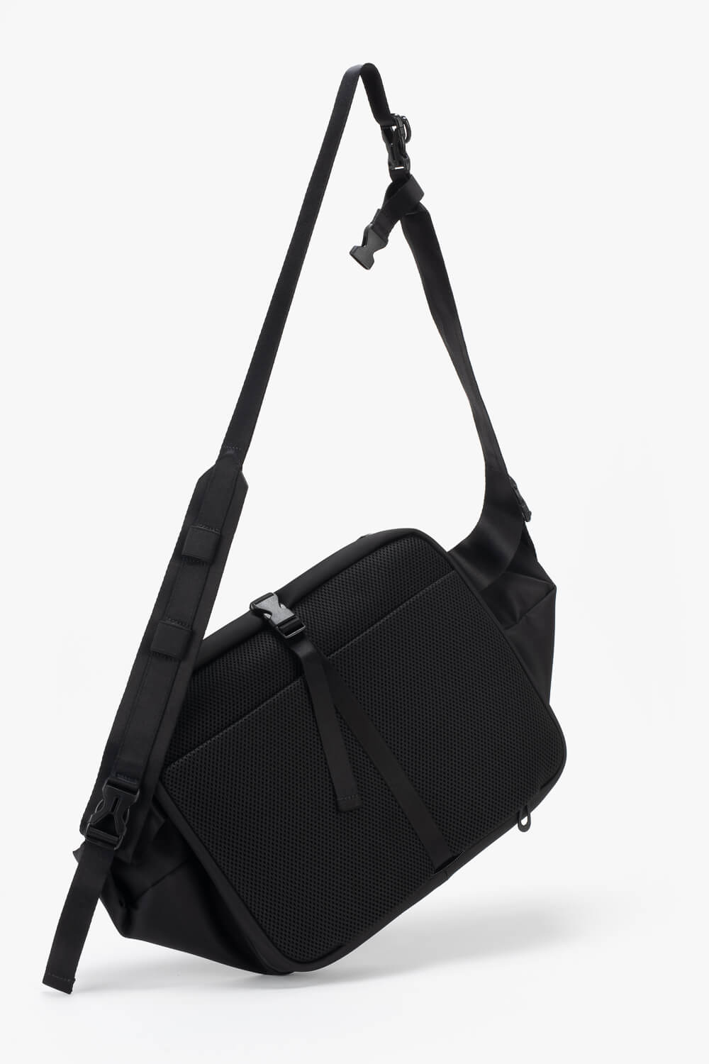Isarau L Sleek Crossbody Bag Black