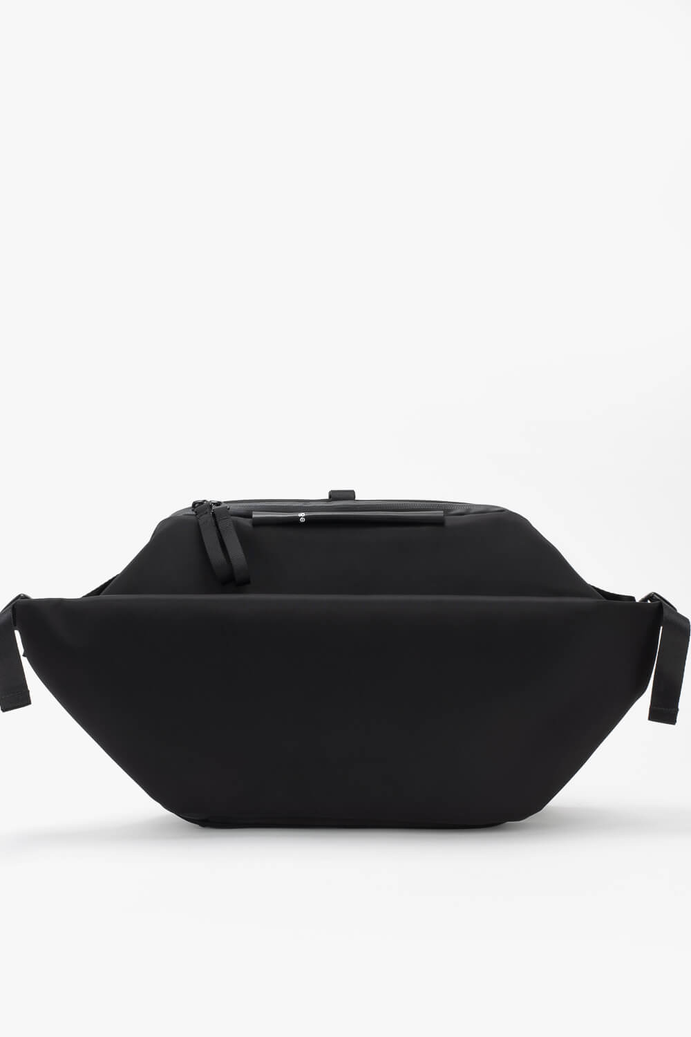 Isarau L Sleek Crossbody Bag Black