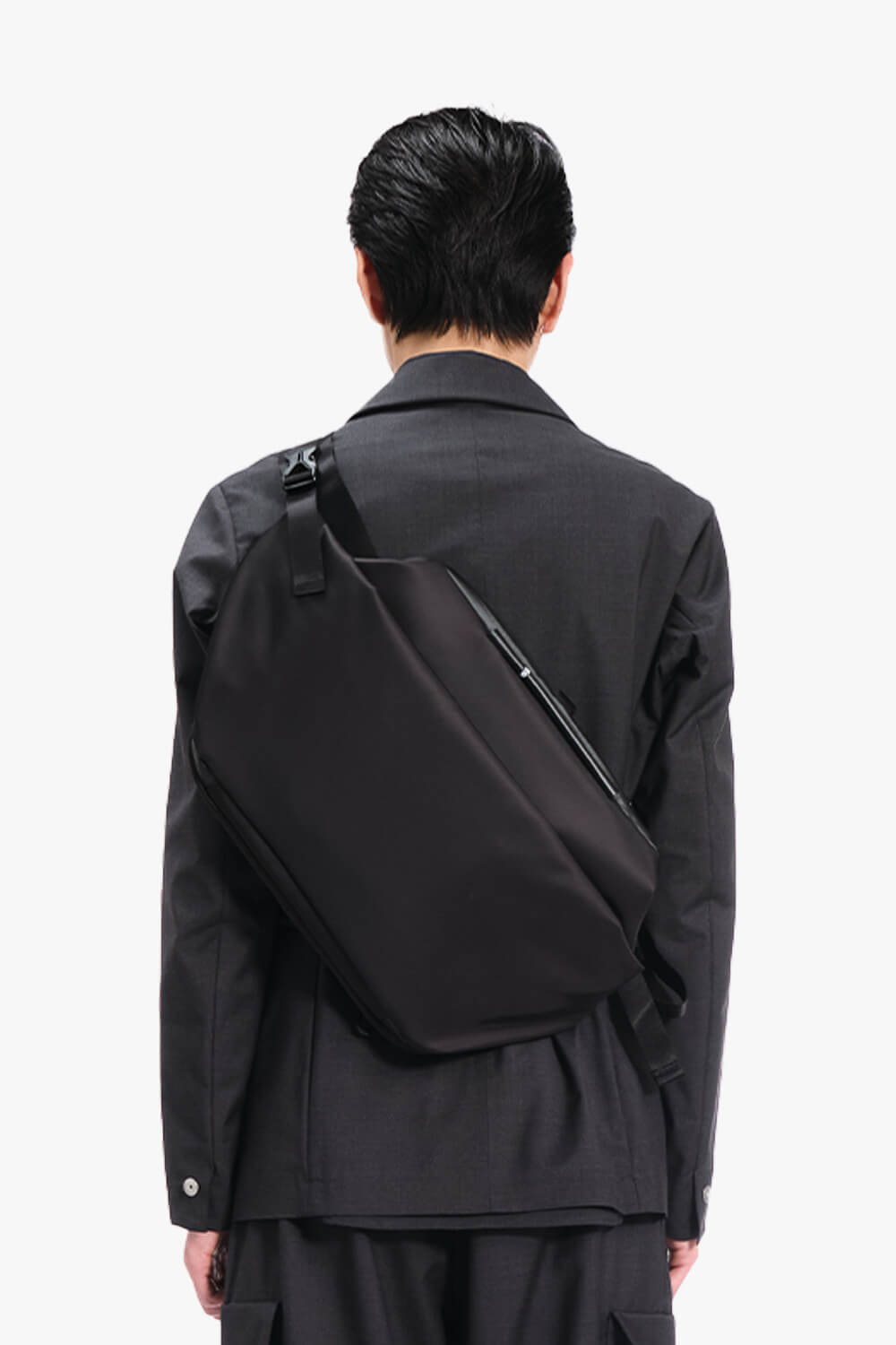 Isarau L Sleek Crossbody Bag Black