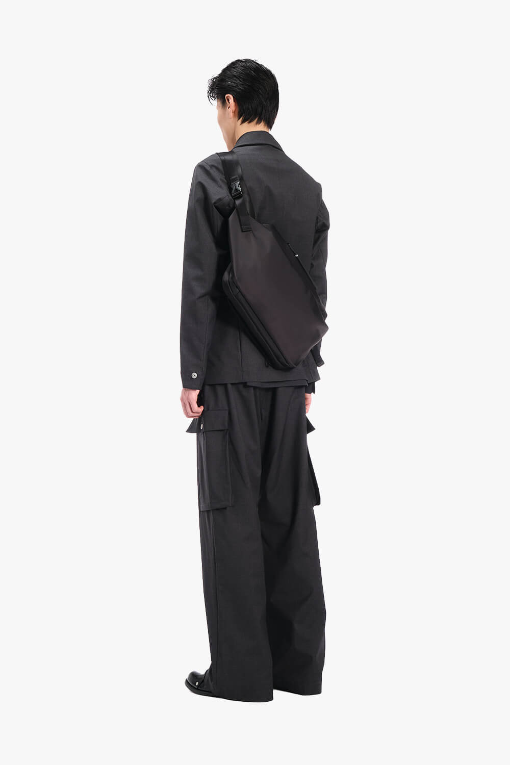 Isarau L Sleek Crossbody Bag Black