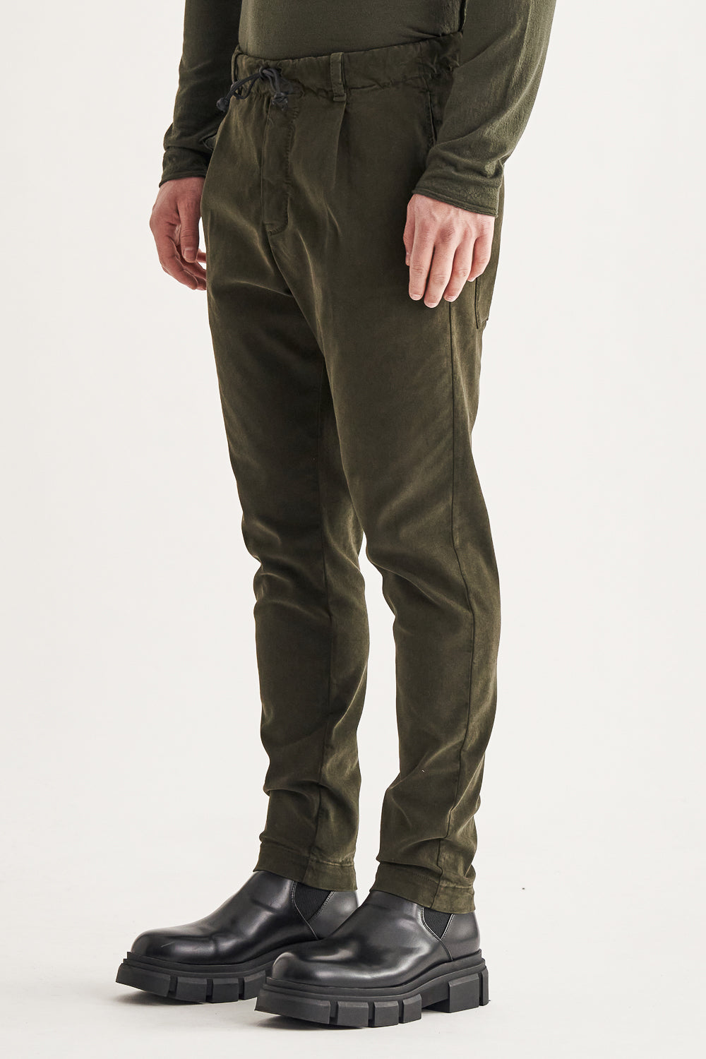 Buy the Transit Loose Fit Stretch Jogging Chinos in Khaki at Intro. Spend £50 for free UK delivery. Official stockists. We ship worldwide.