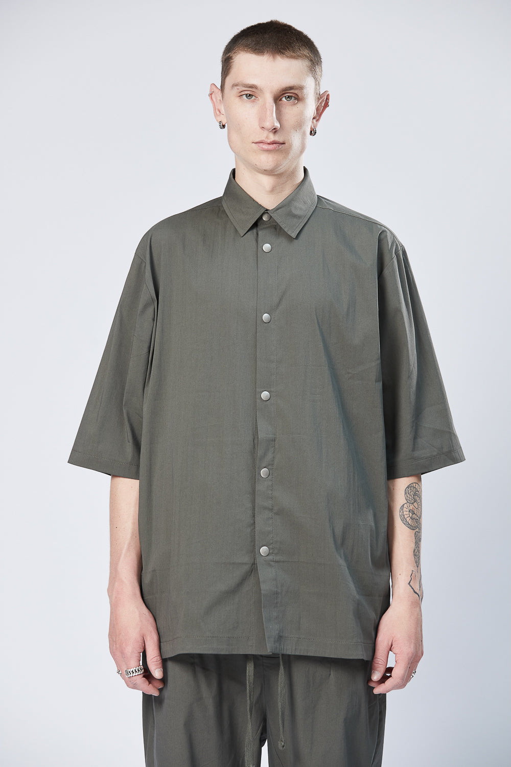 Buy the Thom Krom M H 145 Shirt in Green at Intro. Spend £50 for free UK delivery. Official stockists. We ship worldwide.