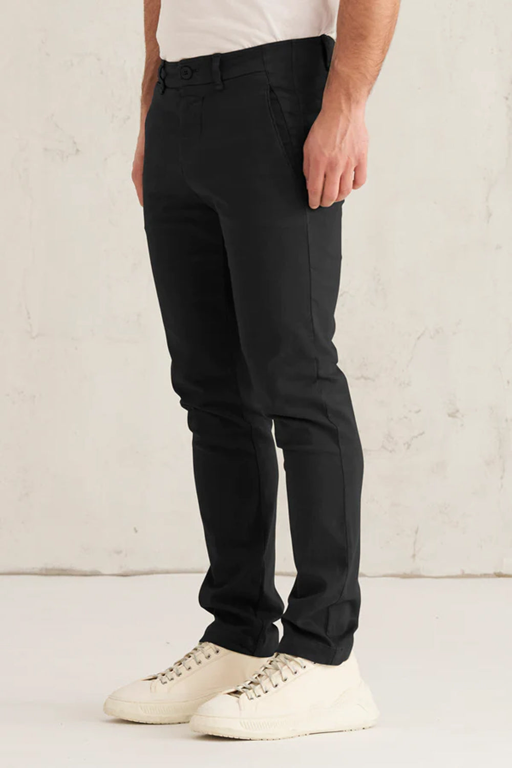 Buy the Transit Stretch Italian Cotton Chino Trousers in Black at Intro. Spend £50 for free UK delivery. Official stockists. We ship worldwide.