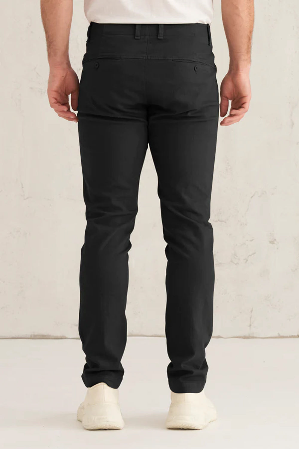 Buy the Transit Stretch Italian Cotton Chino Trousers in Black at Intro. Spend £50 for free UK delivery. Official stockists. We ship worldwide.