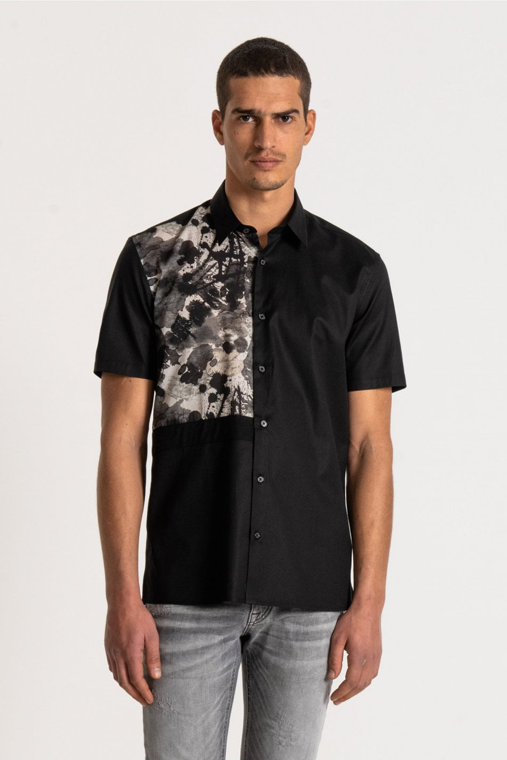Buy the Antony Morato Front Patch S/S Shirt Black at Intro. Spend £50 for free UK delivery. Official stockists. We ship worldwide.