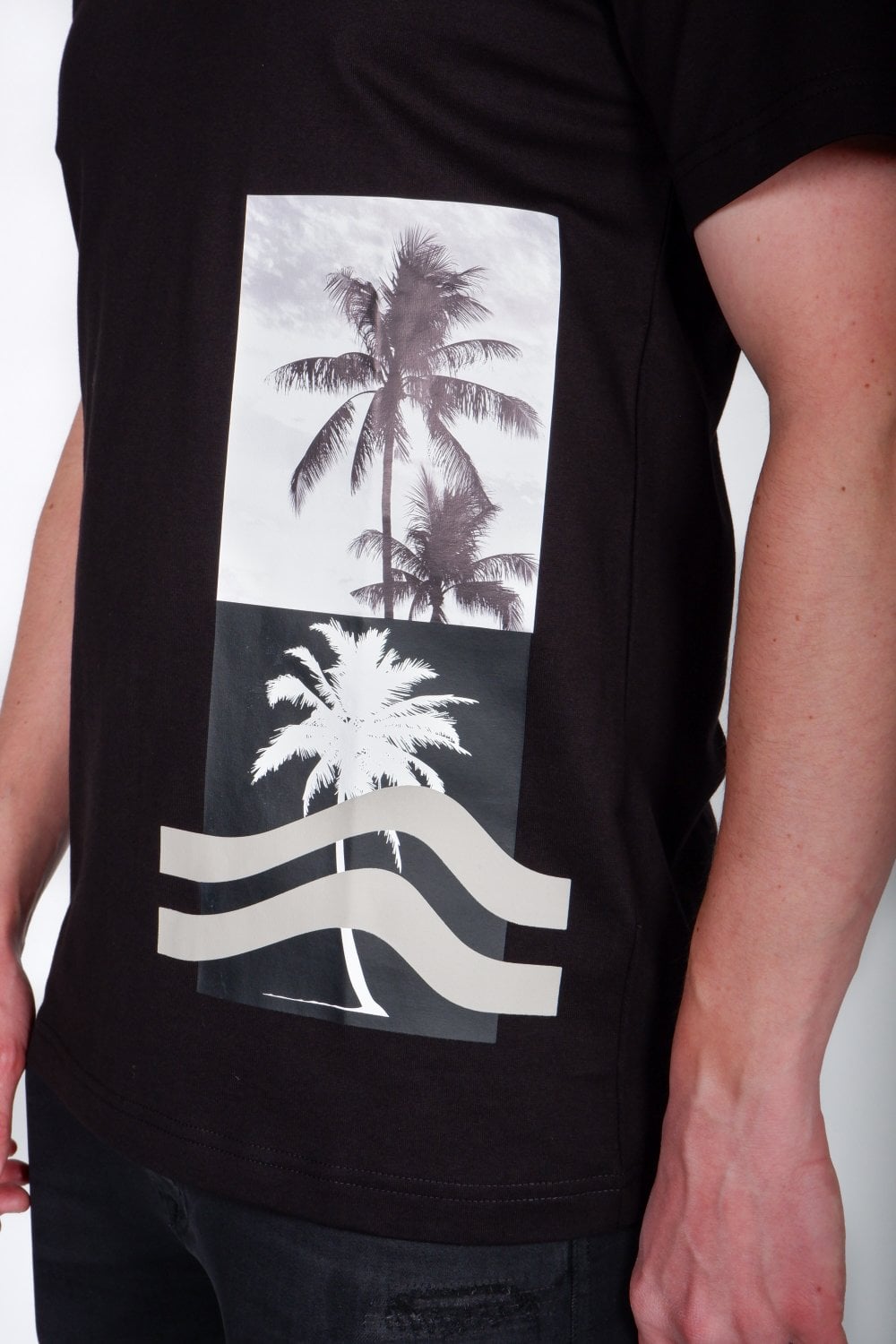 Buy the Antony Morato Tropical Design Print T-Shirt Black at Intro. Spend £50 for free UK delivery. Official stockists. We ship worldwide.