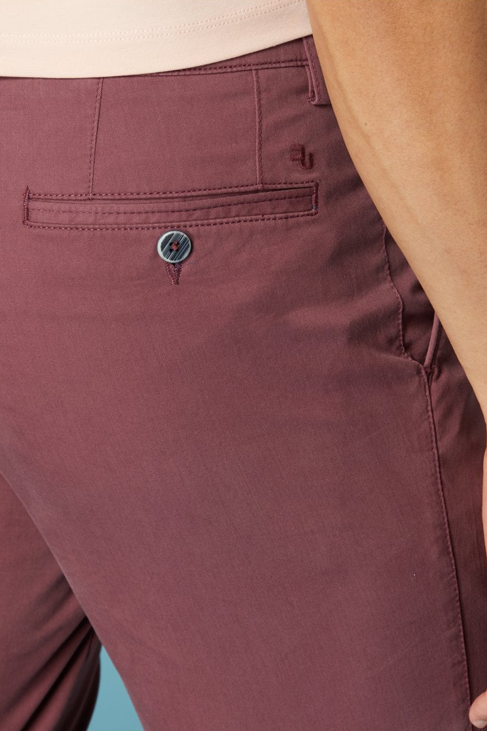 Buy the Remus Uomo Chino Shorts Burgundy at Intro. Spend £50 for free UK delivery. Official stockists. We ship worldwide.